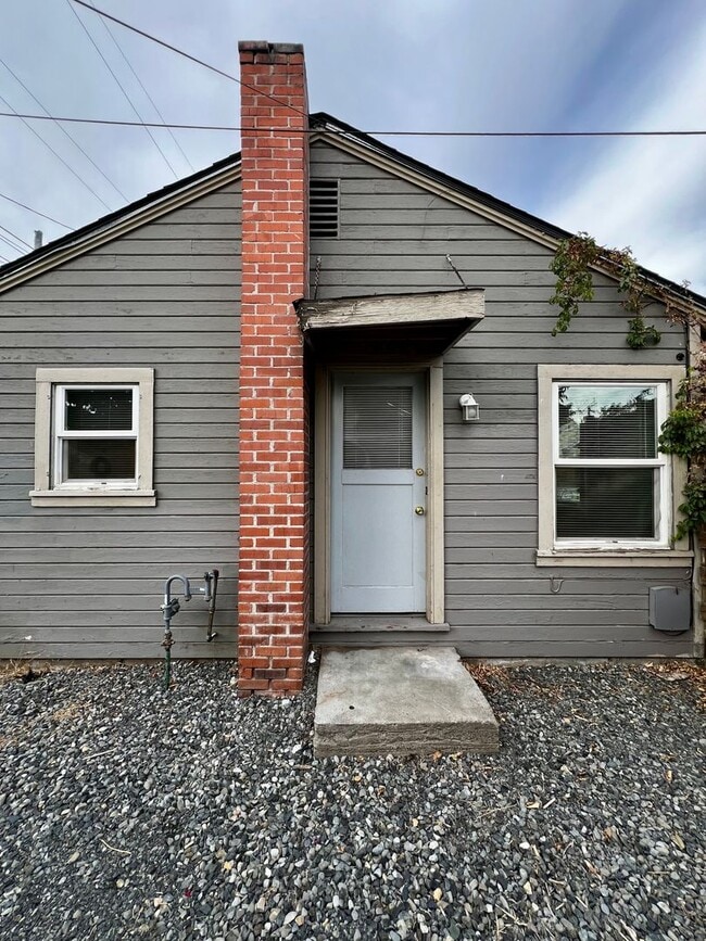 Building Photo - 708 S 14th Ave