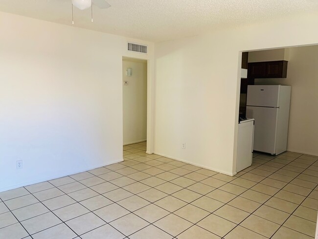 Building Photo - One Bedroom, One Bath Central Phoenix