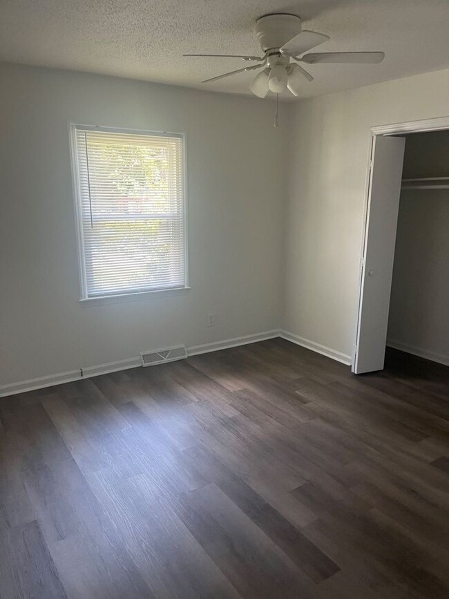 Building Photo - Charming Newly Renovated Duplex in Belmont...