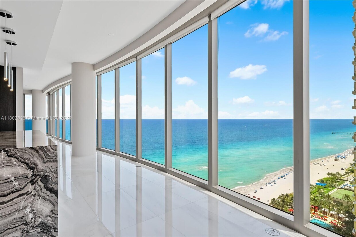 Foto principal - 17901 Collins Ave