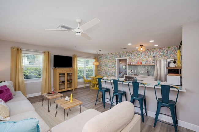 Building Photo - Monthly  FUN Furnished Bradenton, FL Renta...