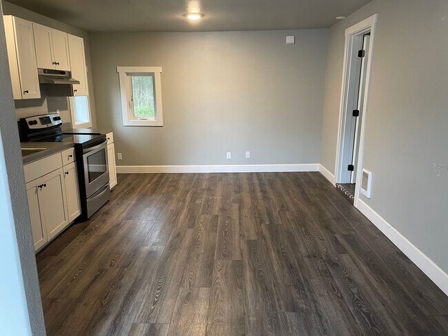 Building Photo - Recently renovated apartment in Lincoln City!