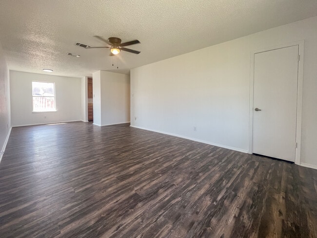 Building Photo - 433 W Panther Way