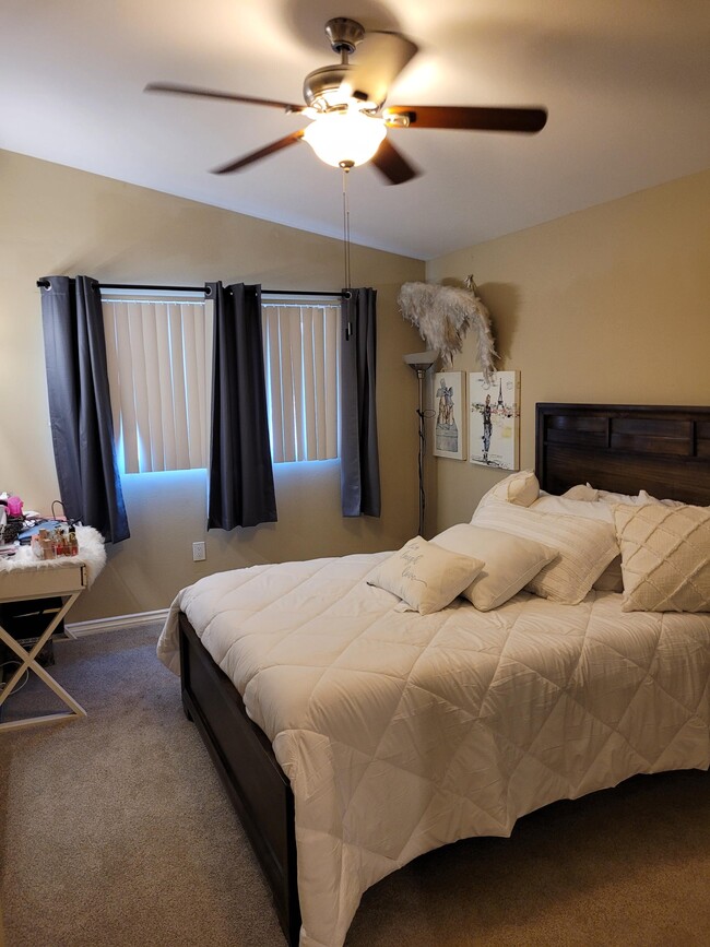 Bedroom - 917 N Vineyard Ave