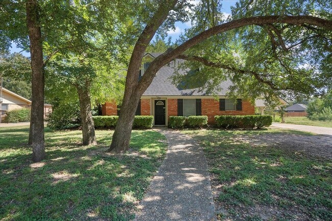 Foto del edificio - 421 Forrest Ln