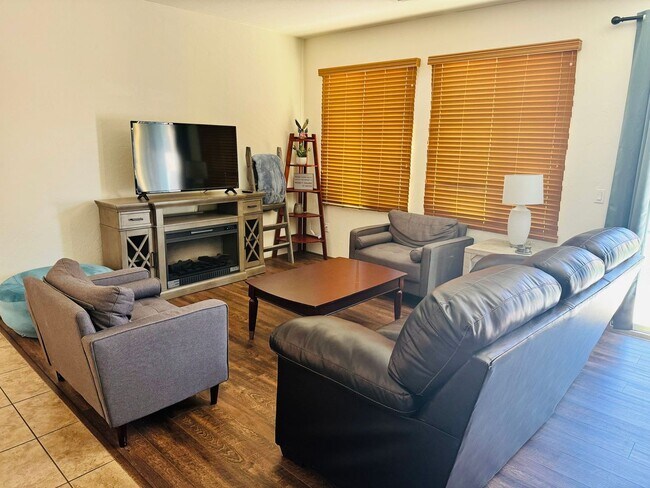 Foto del edificio - Furnished monthly rental home with all uti...