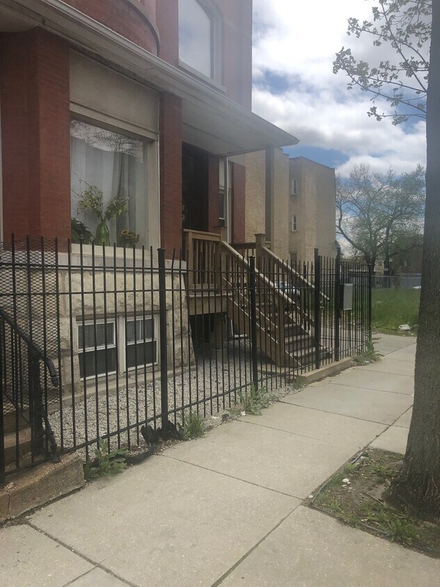 Primary Photo - 111 S California Ave