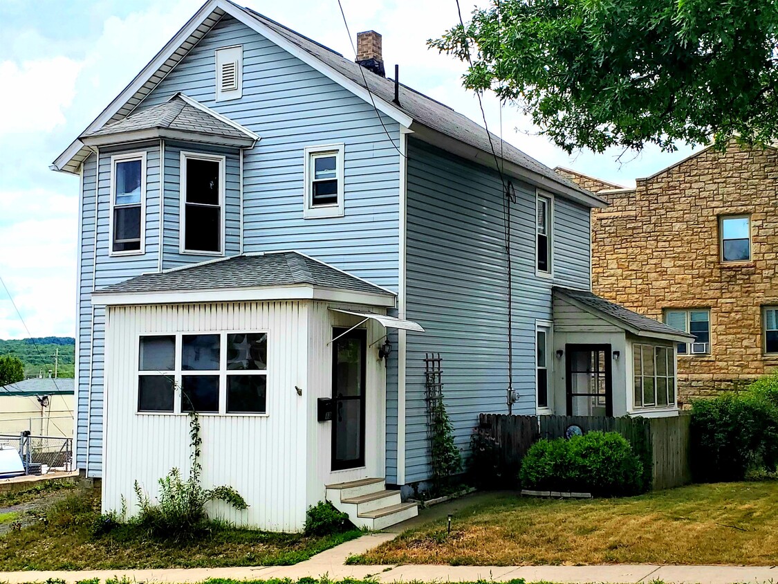 Primary Photo - 13 W Maple St