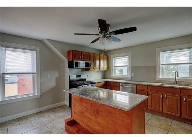 Building Photo - 64 Lyon Ave