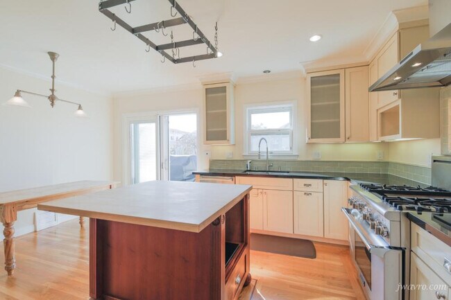 Building Photo - 348 Stratford Dr