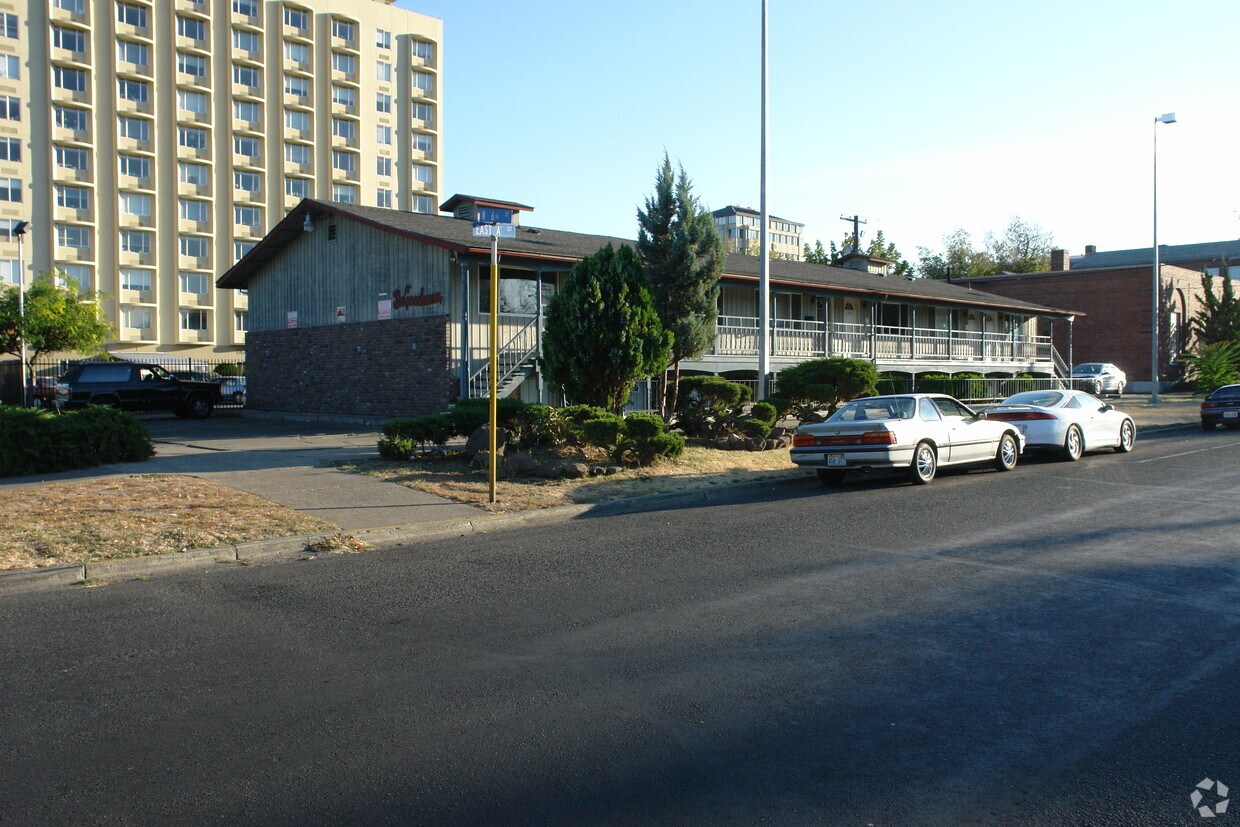 Building Photo - The Coachman