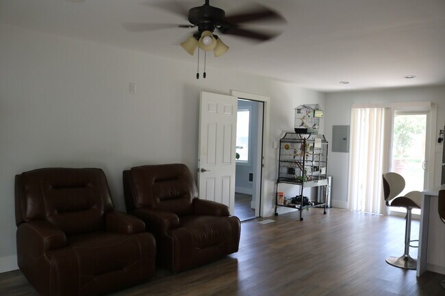 Foto del edificio - 22407 Strassburg Ave