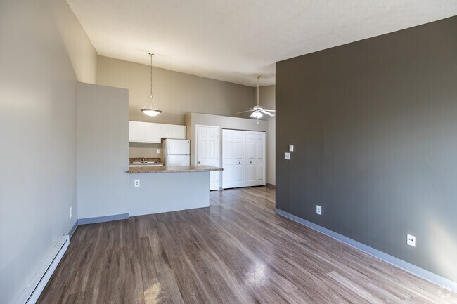 1 habitación, 1 baño, 650 pies cuadrados, sala de estar - Abbington Village Apartments