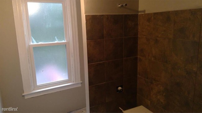Building Photo - 3 br, 1 bath House - 2216 Osgood St