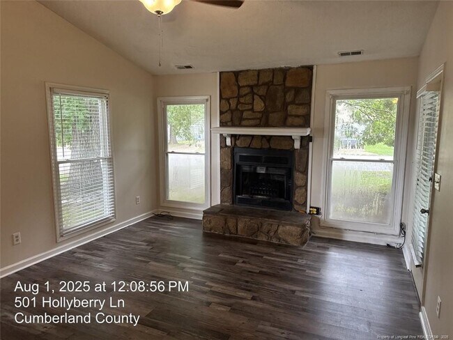Foto del edificio - 501 Hollyberry Ln