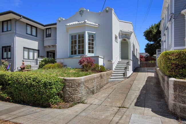 Foto del edificio - Two Bedroom Home w/ Parking, Private Yard, Laundry + More!