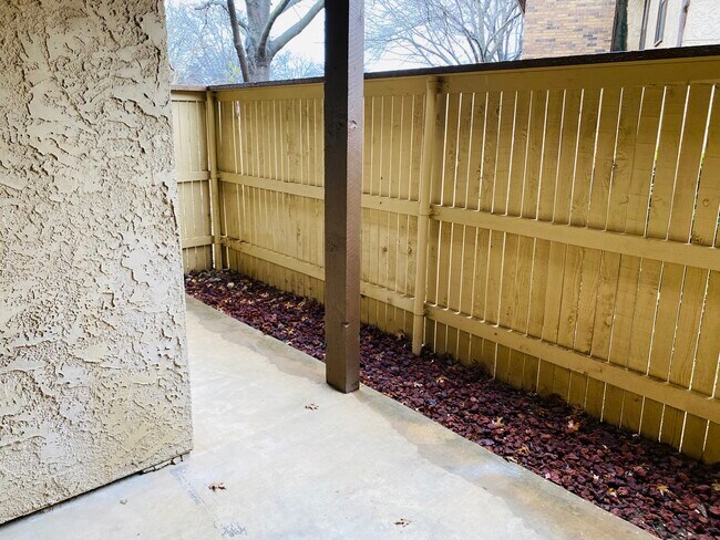 Building Photo - 1100 Calico Ln