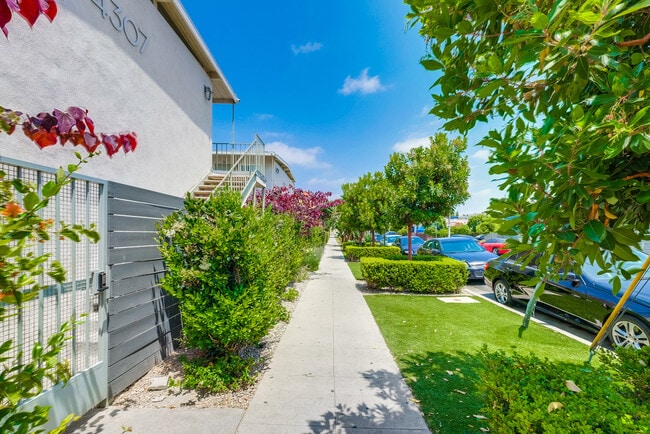 Side view - Charming Courtyard Apartments in West Adam...