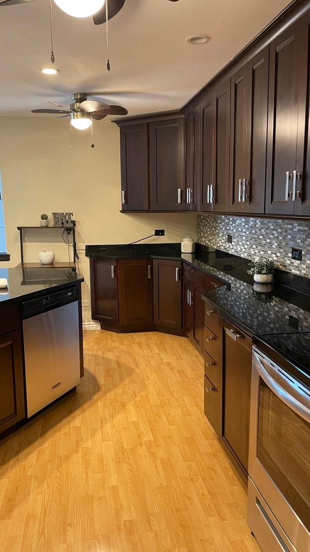 Building Photo - 960 S Des Plaines River Rd