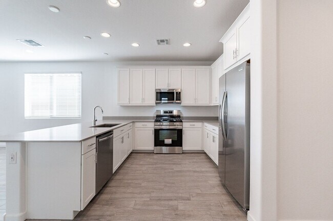 Building Photo - Modern Elegance: Spacious 5 BR Home with E...