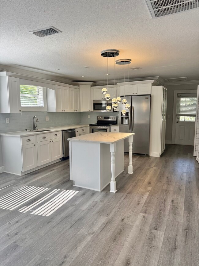 Building Photo - 5904 N Eustace Ave