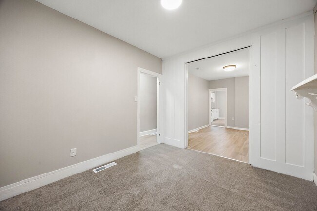 Building Photo - 3 Bedroom End Unit, in Wilmington