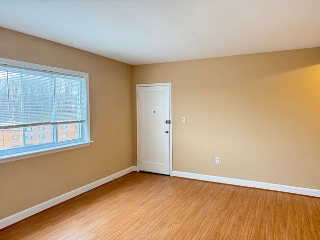 Building Photo - 8805 Plymouth St