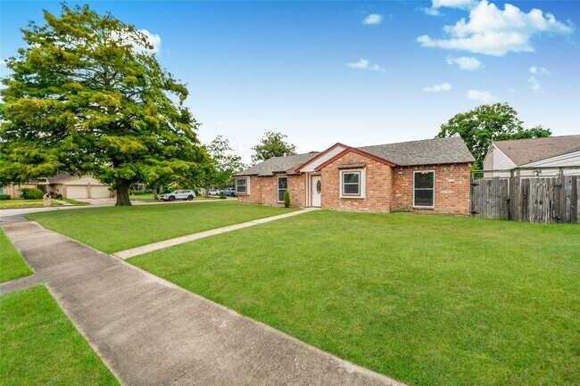 Foto del edificio - 15834 Fern Basin Dr