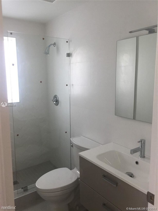 Foto del edificio - 245 NE 33rd St