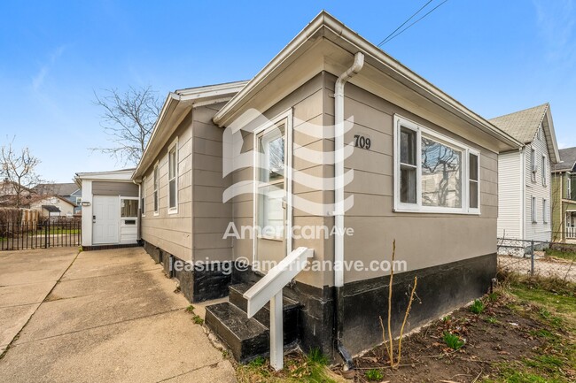 Building Photo - 709 W Broad St