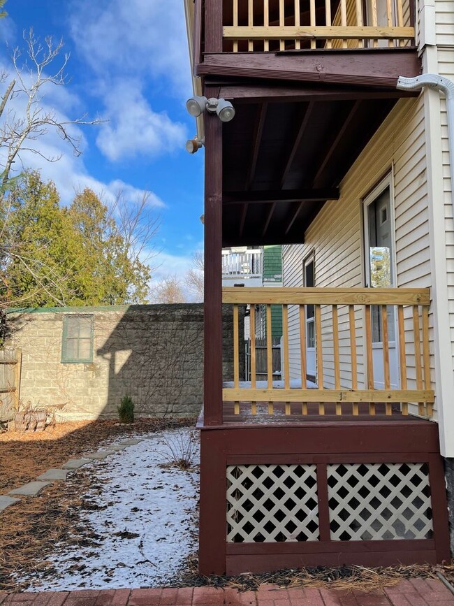 Building Photo - Huge 2000+ sf unit with In-unit laundry an...