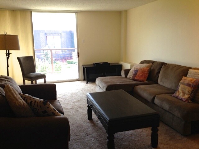 Large Livingroom - 2225 Buchtel Blvd S Apartment