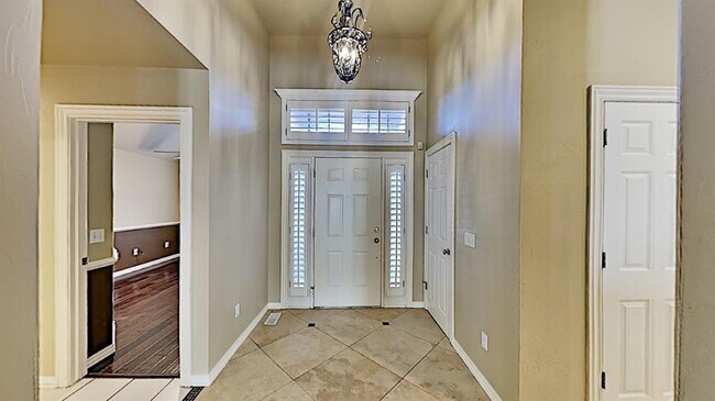 Building Photo - 6808 Sandlewood Dr