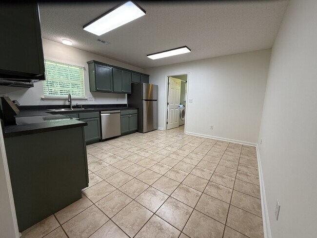 Foto del edificio - "Discover Comfort and Charm: Spacious 3-Bed, 2-Bath Home in Huntsville's Desirable Locale!"