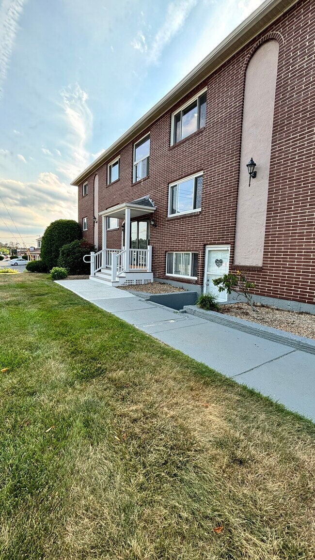 Building Photo - 586 Boston Post Rd E