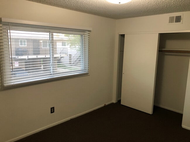 Building Photo - 1006 W Calle del Sol