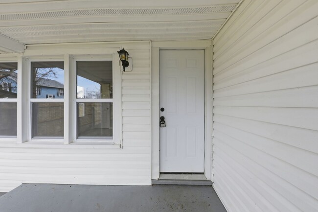 Foto del edificio - 228 E Siebenthaler Ave