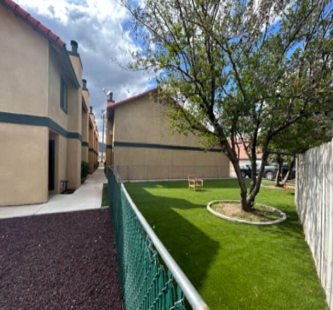 Building Photo - 21640 Brook Dr