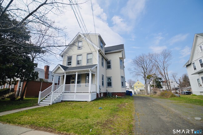 Building Photo - 203 Main St