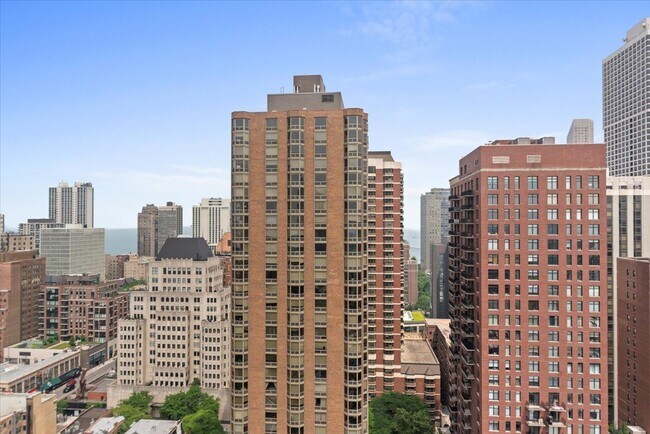 Building Photo - 1122 N Clark St