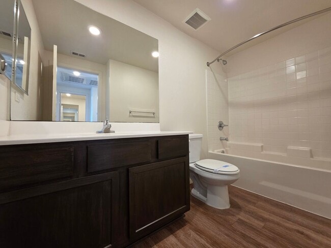 Interior Photo - Mariners Landing