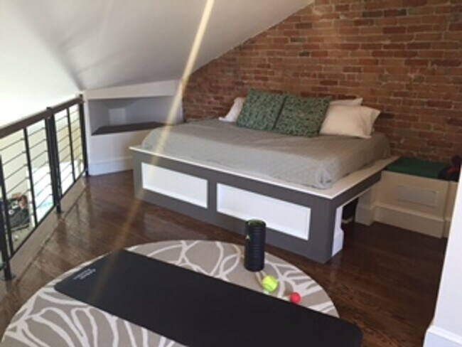 Foto del edificio - 1 bed 1.5 bath with roof deck, no undergra...