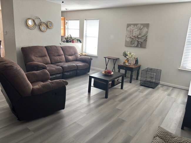 Building Photo - 1103 Travis Cir