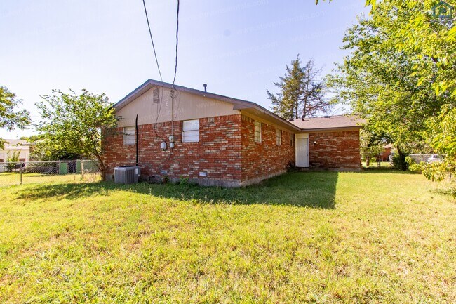 Building Photo - 717 SW Ranch Oak Blvd