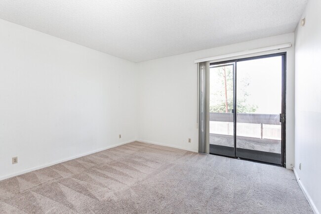 Building Photo - 17140 Burbank Blvd
