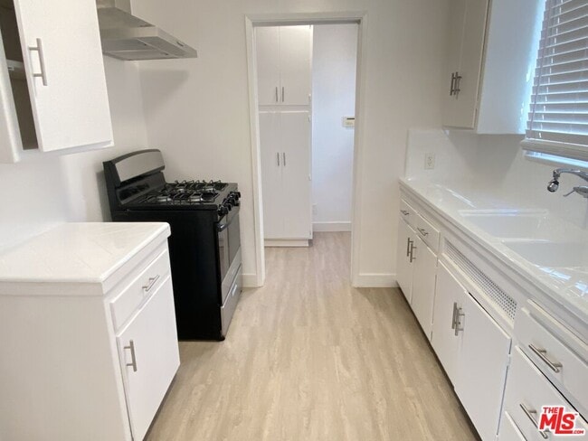 Foto del edificio - 2616 S Barrington Ave