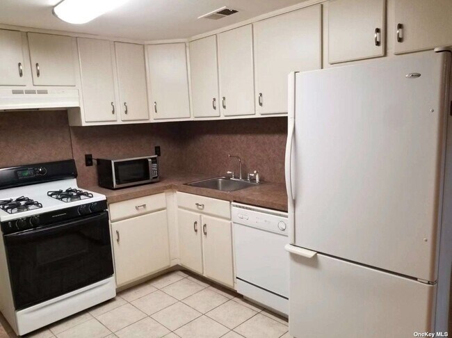 Building Photo - 661 Blue Ridge Dr