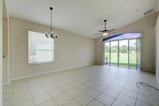 Building Photo - 688 Stanford Ln