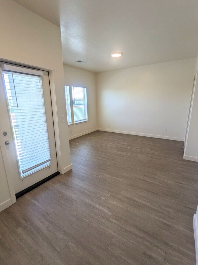 Foto del edificio - Move In This June! 2 Weeks Rent Free – 3 B...