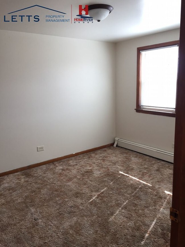 Building Photo - NEWLY RENOVATED 2 BDRM 1 BATH Heat Included
